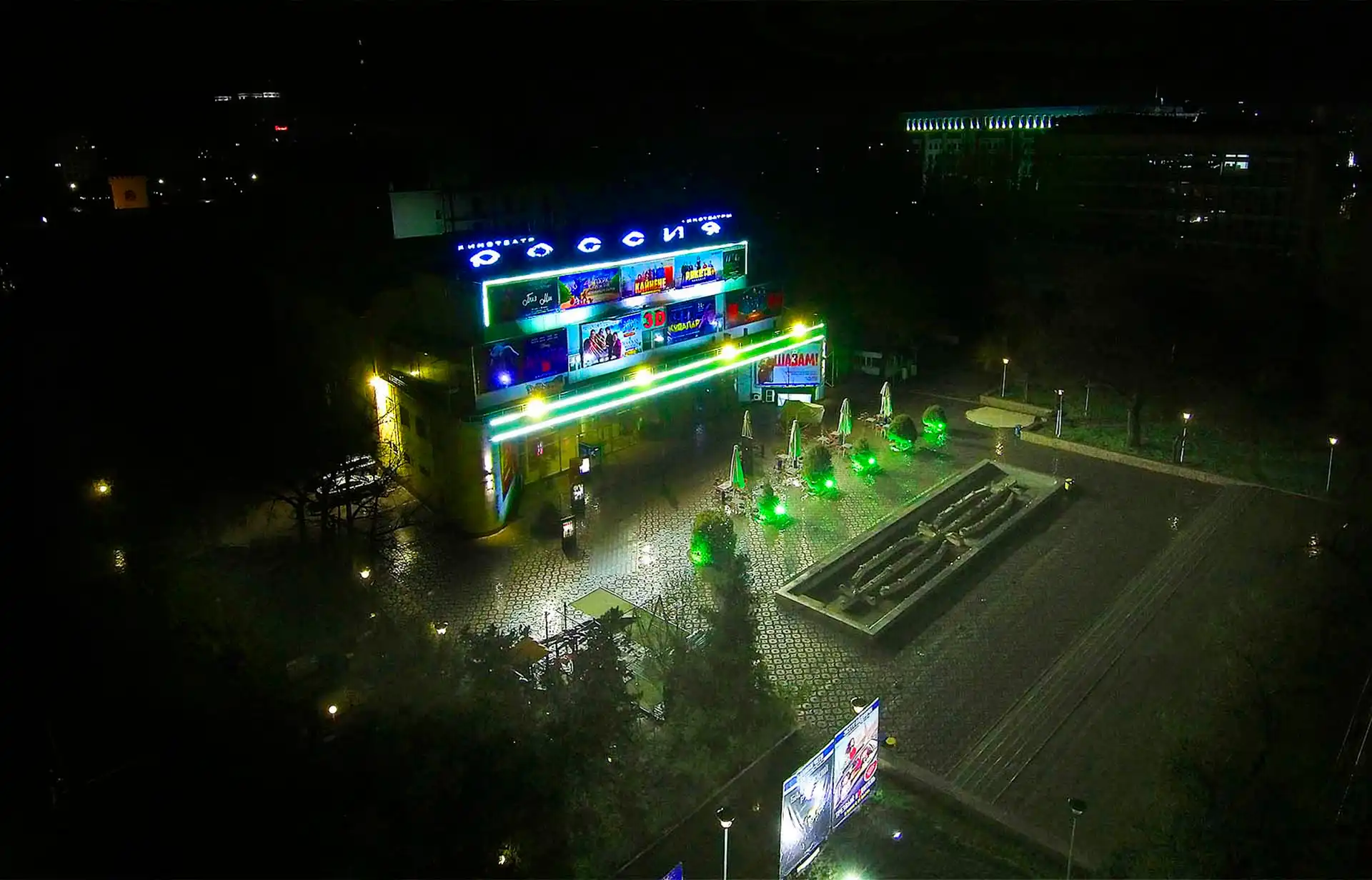 Декоративное освещение здания кинотеатра "Россия"